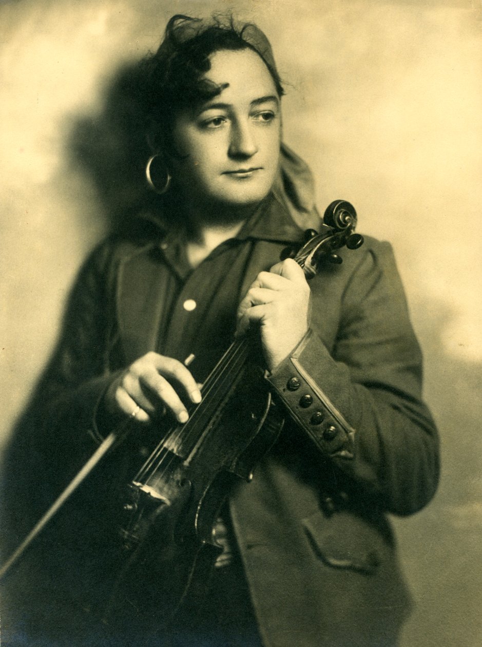 Alfred Gill segurando um violino, c.1933 de Unknown