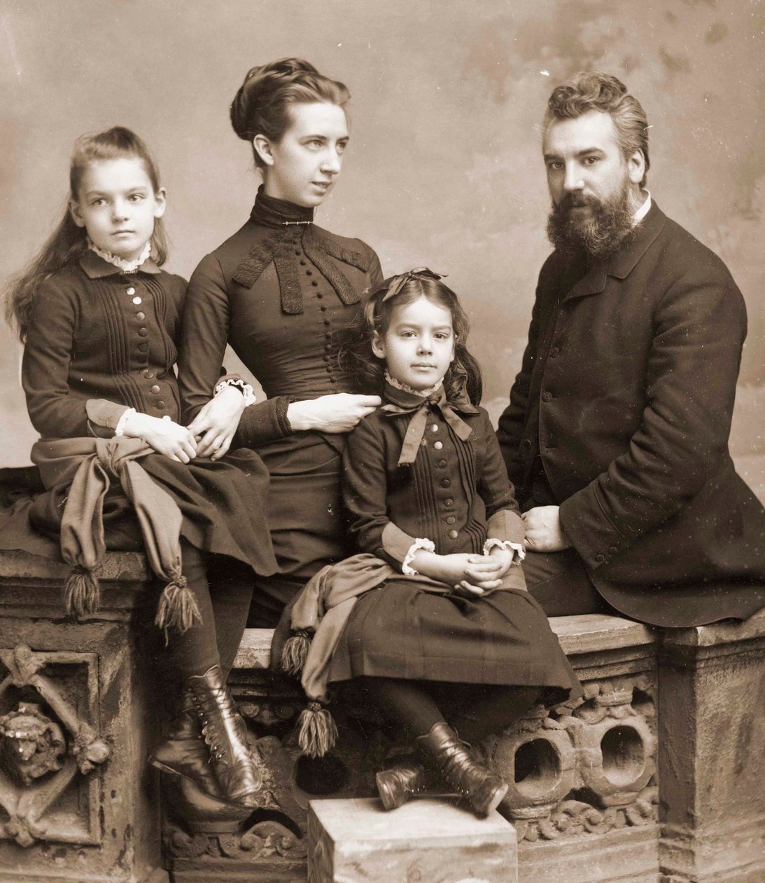 Retrato de Alexander Graham Bell, sua esposa Mabel Gardiner Hubbard e suas filhas Elsie e Marian c.1885rn de Unknown