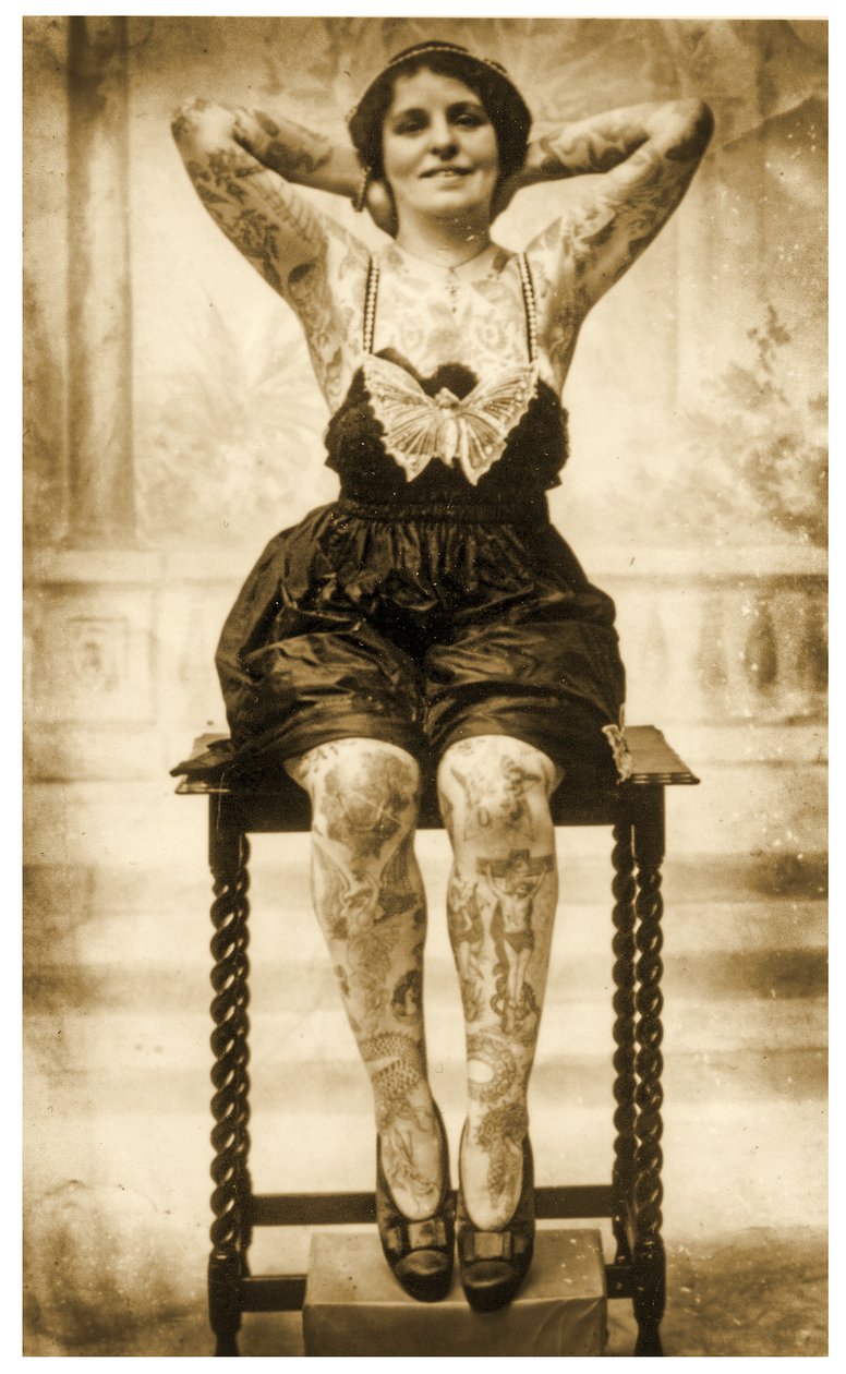 Retrato de uma mulher tatuada sentada, c.1895 (foto sépia) de Unknown