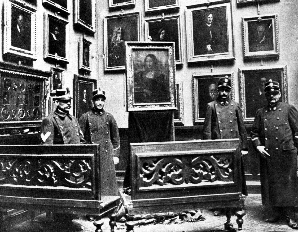 A Mona Lisa com guardas no museu Uffizi em Firenze, a pintura acaba de ser encontrada após seu roubo no Museu do Louvre por um pintor italiano Vincenzo Peruggia em 21 de agosto de 1911 de Unknown