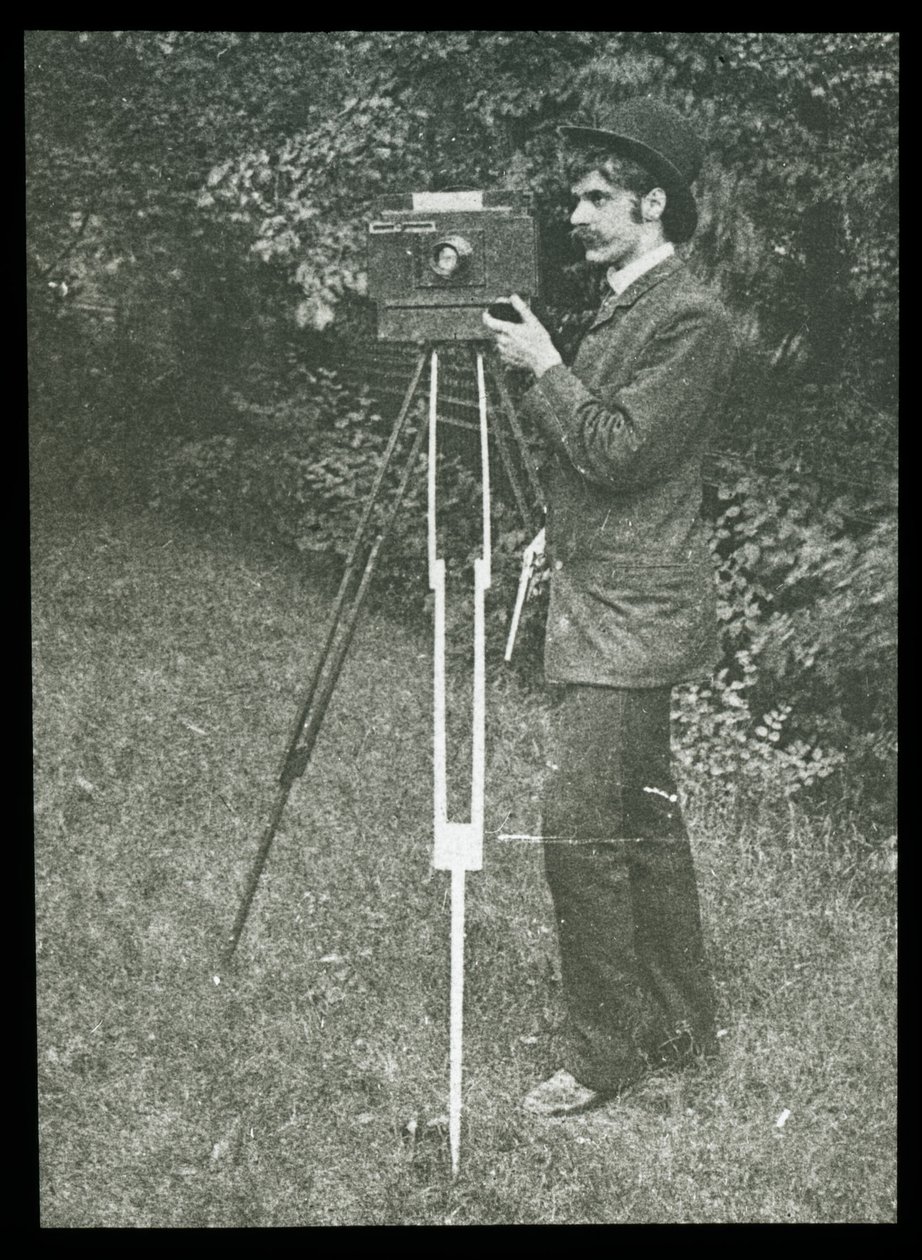 Autorretrato com câmera, tripé e pistola de Alfred Stieglitz
