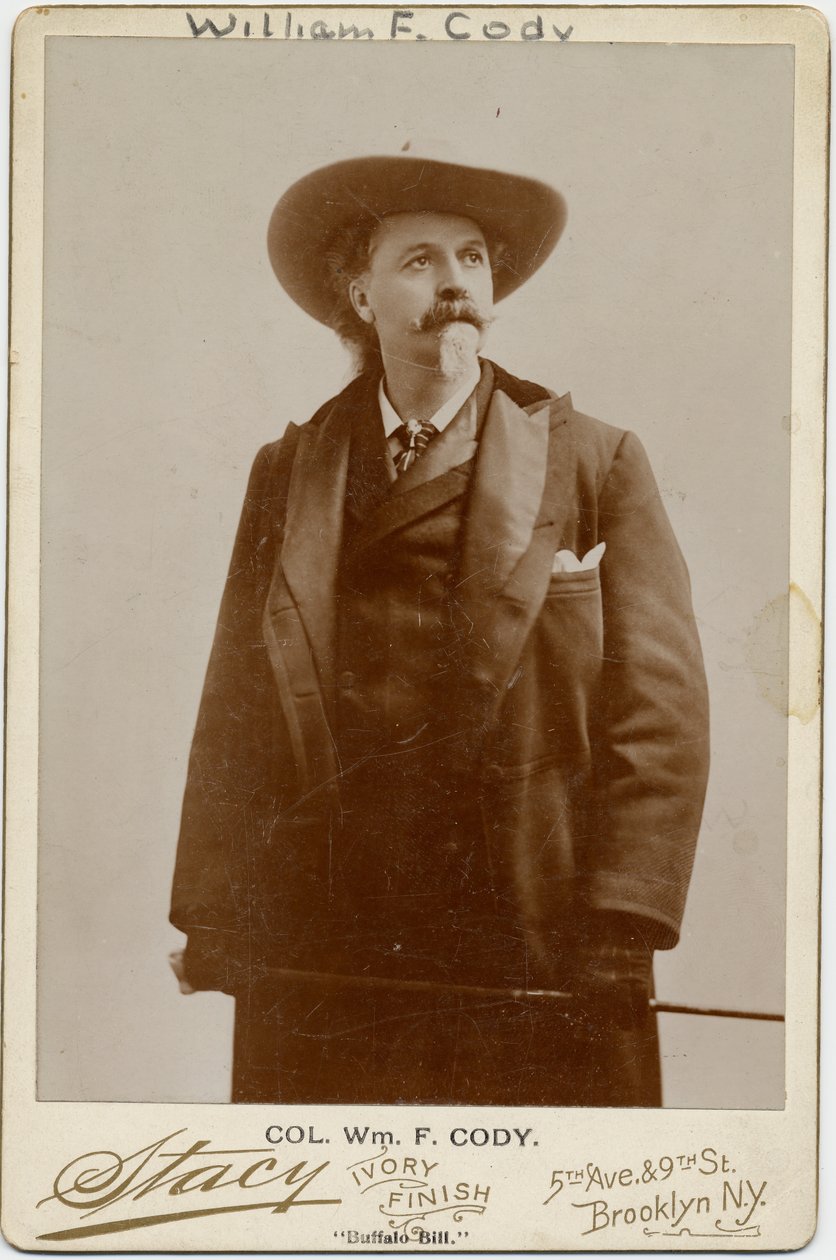 William Frederick Cody, Buffalo Bill (1846-1917), soldado e intérprete americano, foto de Stacy, Brooklyn (foto do álbum) de American Photographer