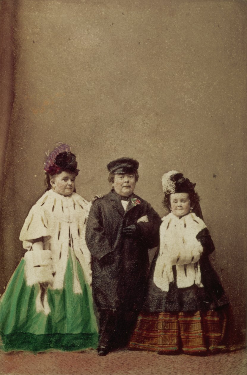 Charles Sherwood Stratton, conhecido como General Tom Thumb (1838-83), com sua esposa Lavinia (nee Warren) (1841-1919) e sua cunhada, fotografia de retrato de Unbekannt Unbekannt