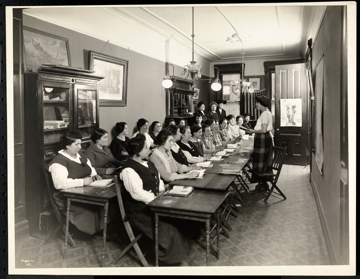 Aula de americanização para mulheres na Irmandade Rodeph Sholom, 157 East 94th Street, Nova York, 1920 (impressão em gelatina de prata) de Byron Company