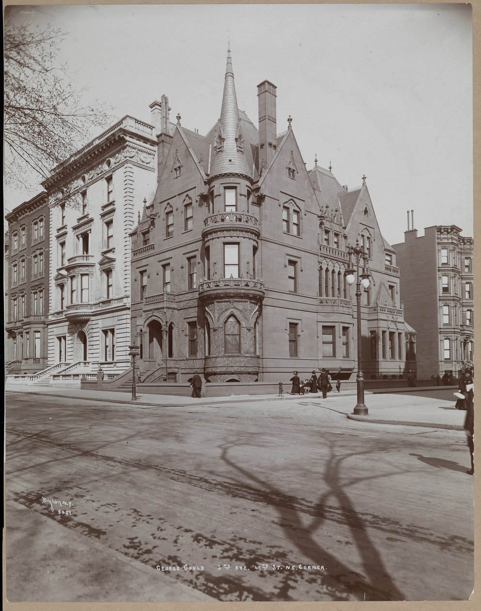 A residência de George Jay Gould e casas vizinhas na 5th Avenue und 67th Street, Nova York, 1899 ou 1900 (impressão em gelatina de prata) de Byron Company