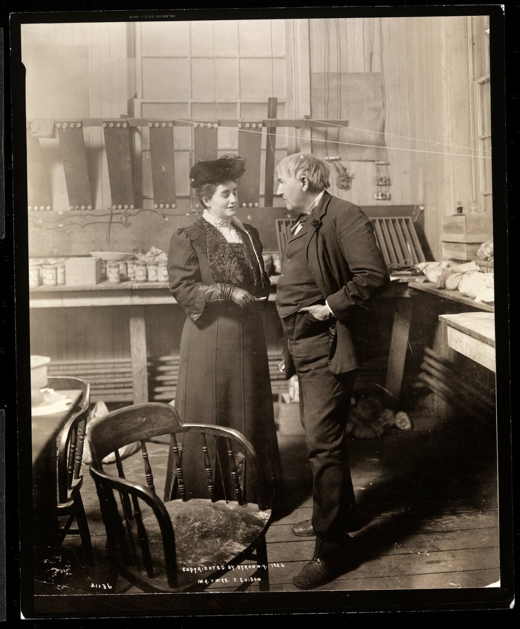 Thomas Edison e sua segunda esposa em seu laboratório, 1906 (impressão de gelatina de prata) de Byron Company