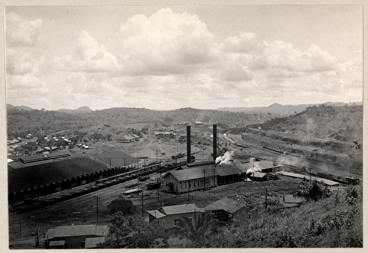 Vista do pátio de trem e edifícios industriais perto da construção do Canal do Panamá, 1912 ou 1913 (impressão de gelatina de prata) de Byron Company