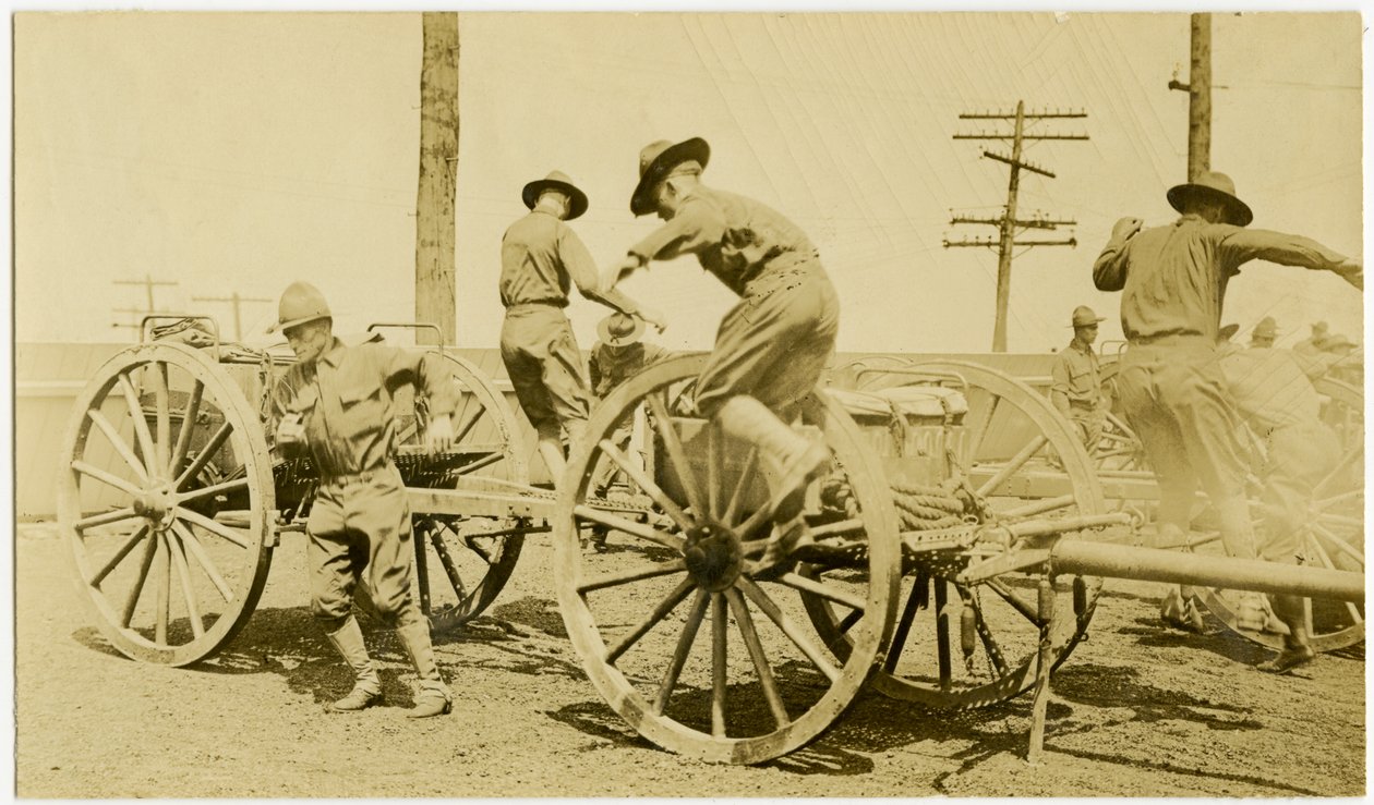 Fotografia horizontal, do sepia que mostra homens uniformizados no processo de saltar para baixo de um carro aberto que carrega fontes. Torres de linhas de energia podem ser vistas em segundo plano de Carl Michel