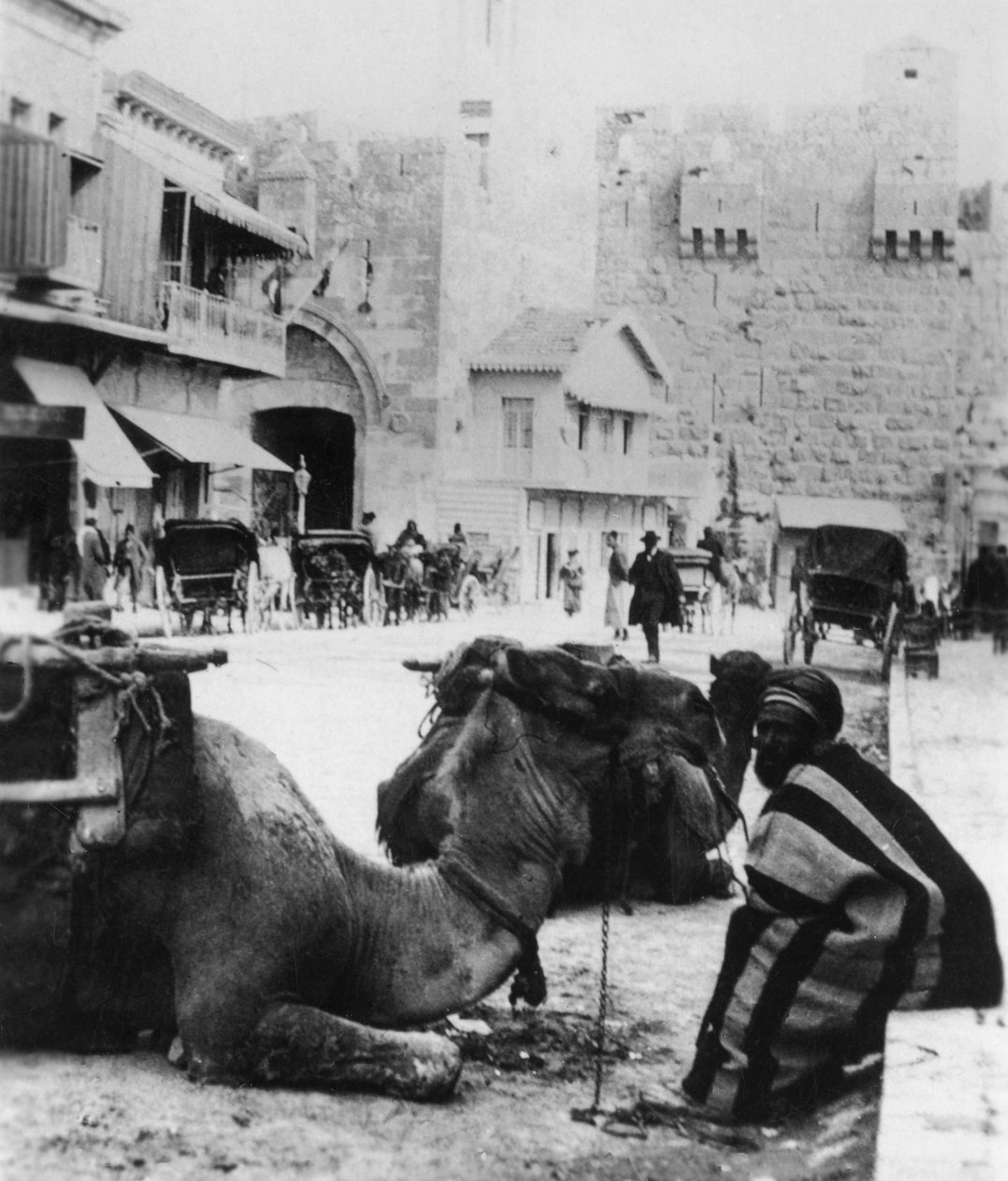 Perto do Portão de Jaffa, Jerusalém, c1927-c1931 de Cavanders Ltd