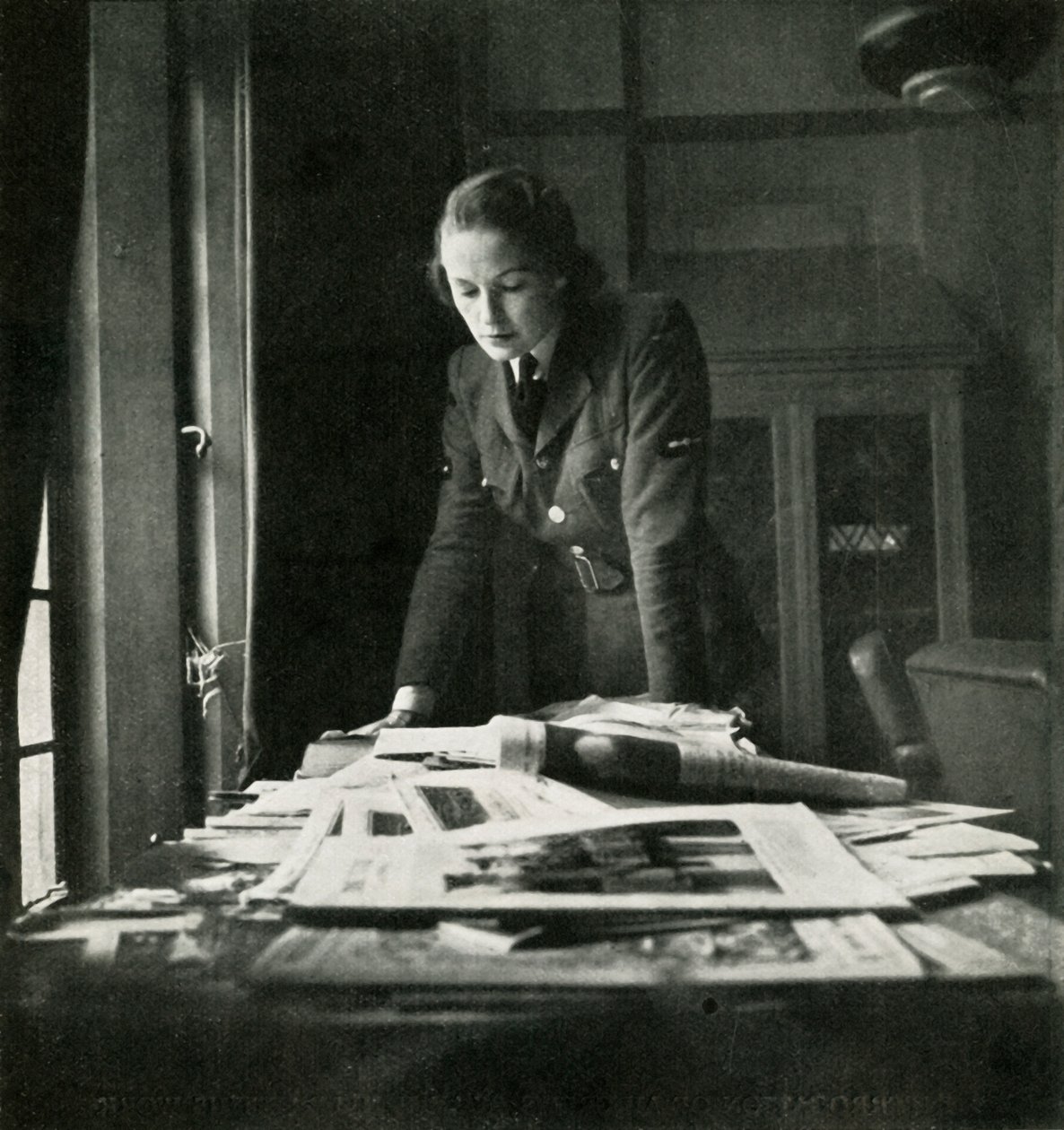 Na sala de leitura, c1943. de Cecil Beaton