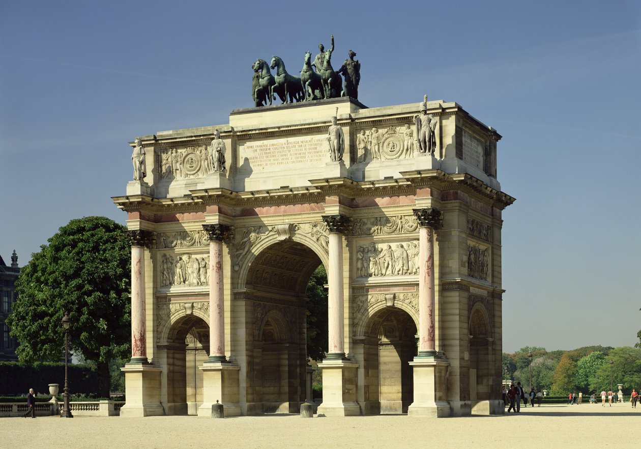 Vista do Arco do Triunfo do Carrossel, construído em 1806-08 de Charles Percier