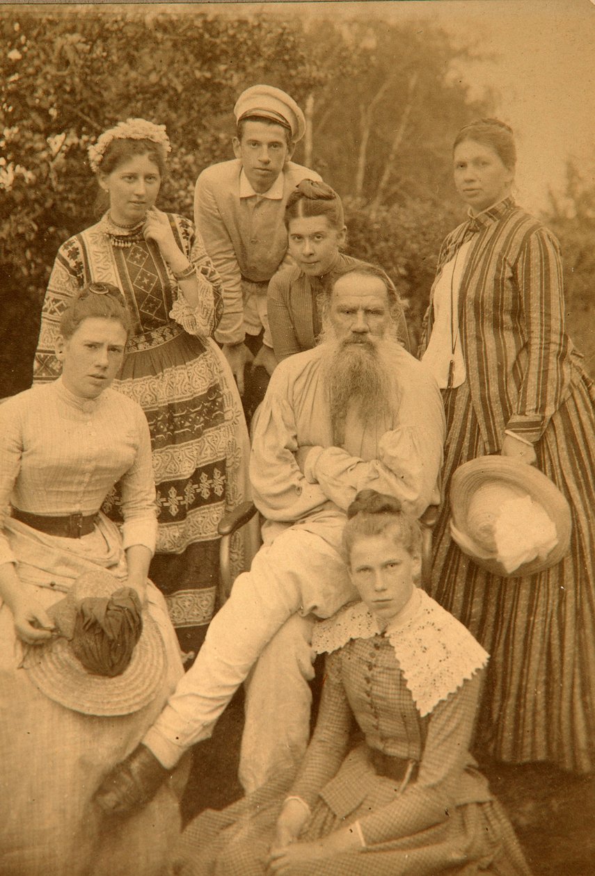 O autor Leo Tolstoy com sua família em Yasnaya Polyana de Count Semyon Semyonovich Abamelek Lazarev