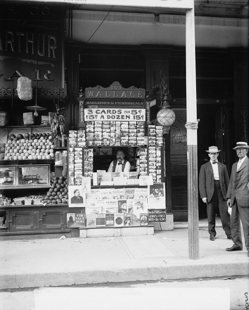 Menor notícia und cartão postal stand em Nova Orleans, La., 103 Royal Street, c.1900-15 de Detroit Publishing Co.