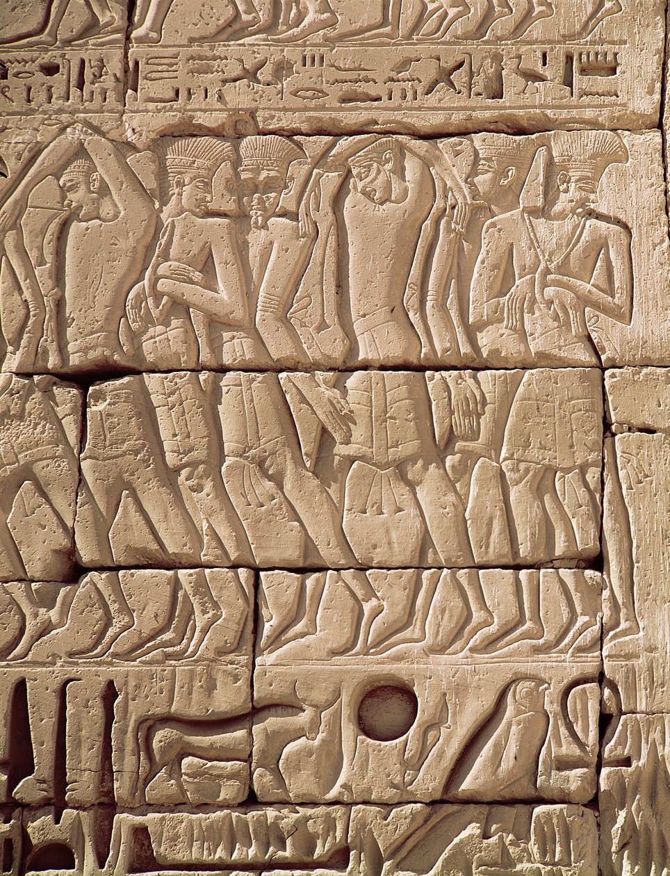 Prisioneiros filisteus sendo levados do Templo de Ramsés III (c.1184-1153 aC) Novo reino (arenito) de Egyptian 20th Dynasty