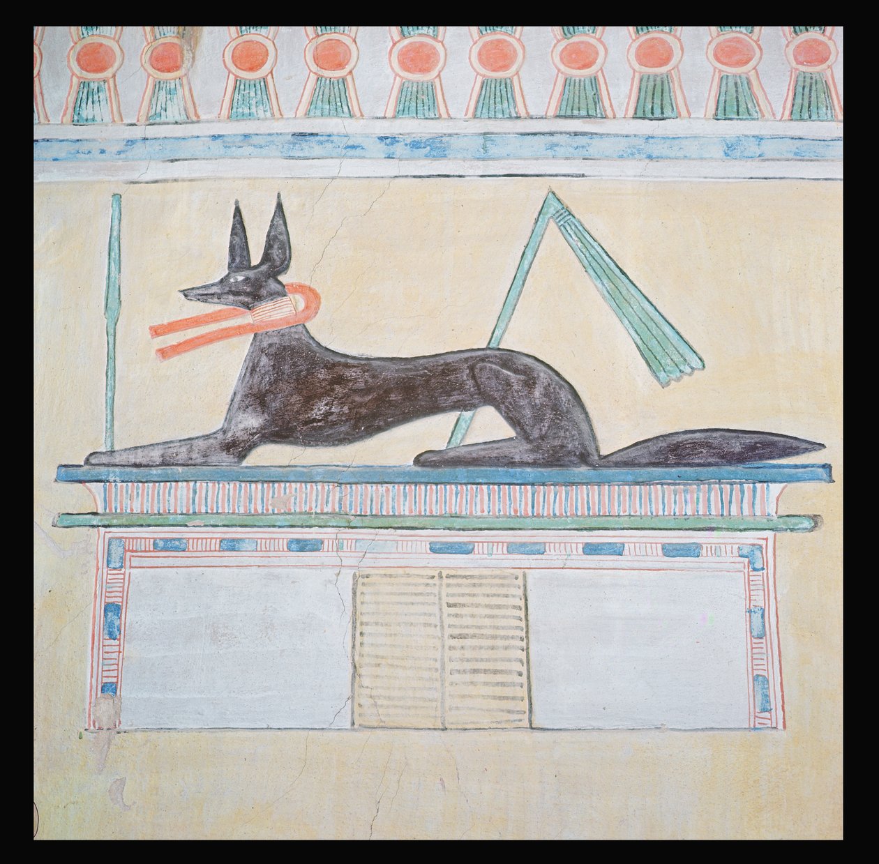 Anubis, deus egípcio dos mortos, deitado em cima de um sarcófago, pintura de parede no Vale do Templo da Pirâmide de Menkaure, Old Kingdom, c.2613-2494 aC (pintura de parede) de Egyptian 4th Dynasty