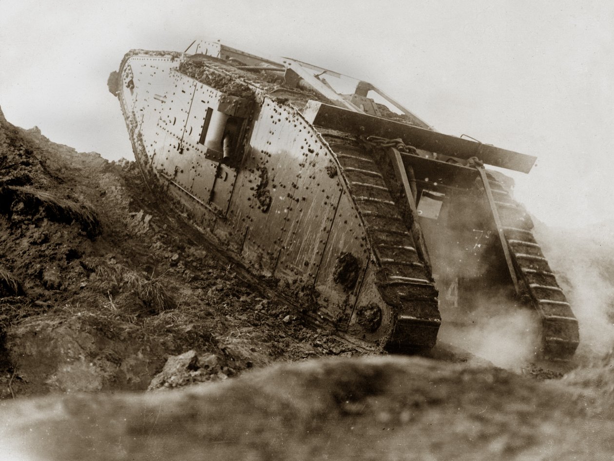 Tanque fêmea britânico Mark IV durante os testes, 1917 de English Photographer