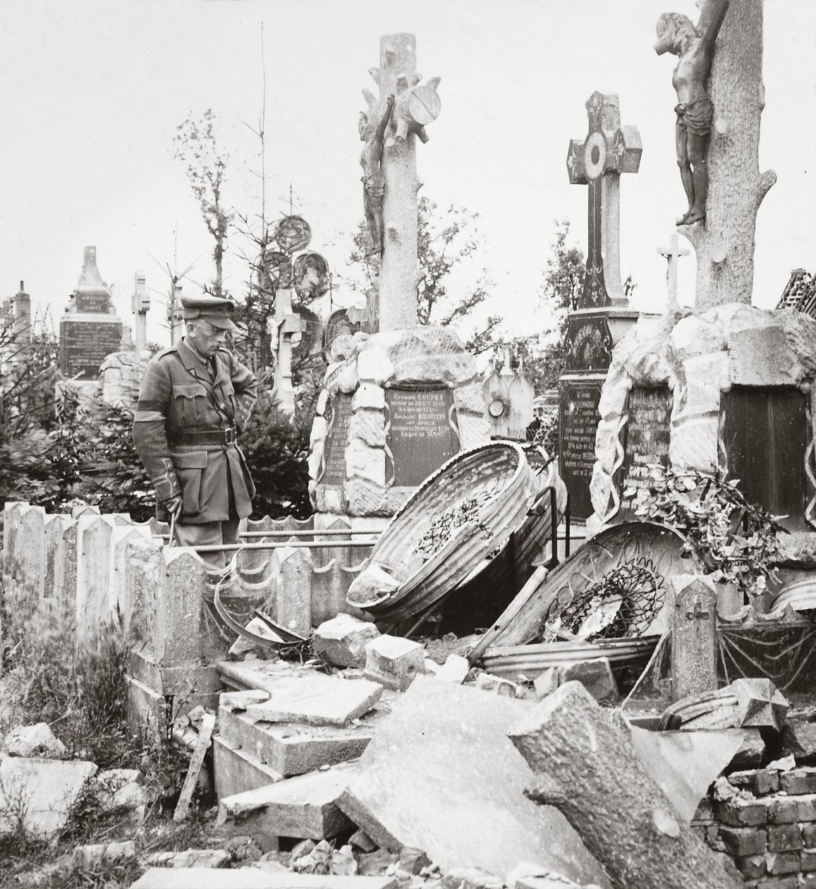 Sepulturas francesas destruídas por bombardeios alemães - um atirador alemão foi descoberto escondido por um caixão de English Photographer