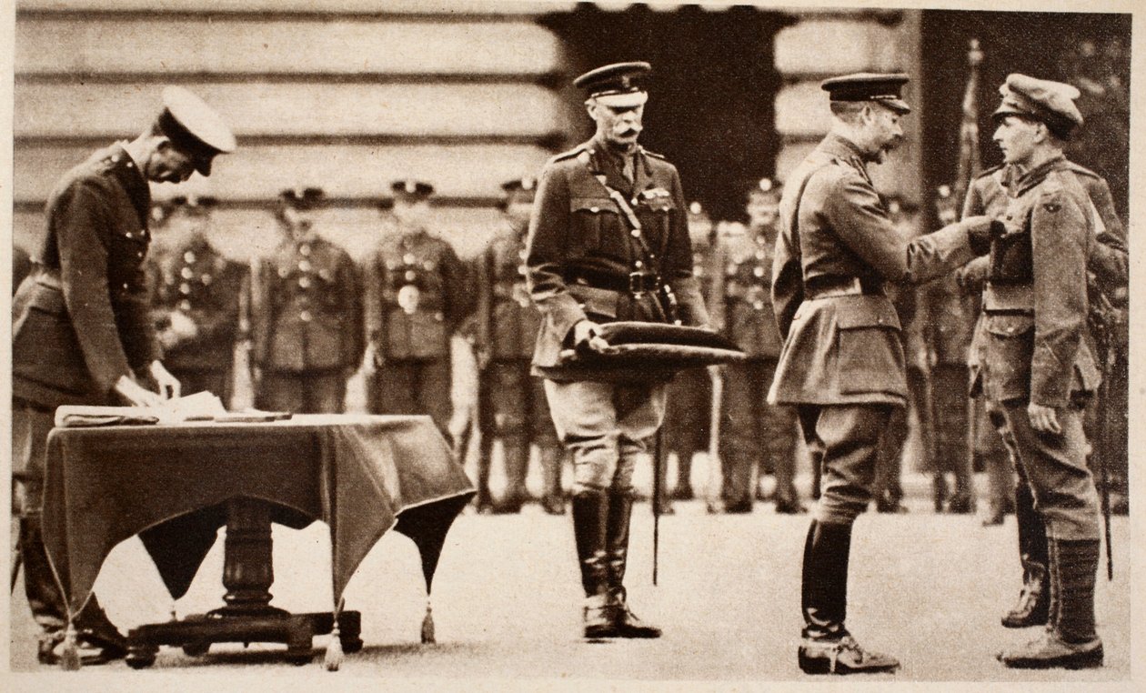 Rei George V premiando a Victoria Cross com o soldado Wilfred Edwards, Kings, o próprio Infantaria de Yorkshire, 1914-1918 de English Photographer