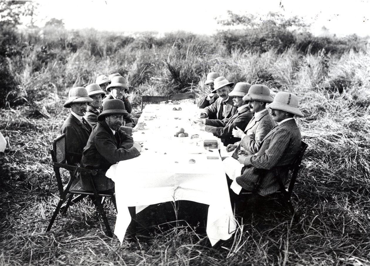 Rei George V almoçando no vale de Chitwan durante um Tiger Shoot, 1911 de English Photographer