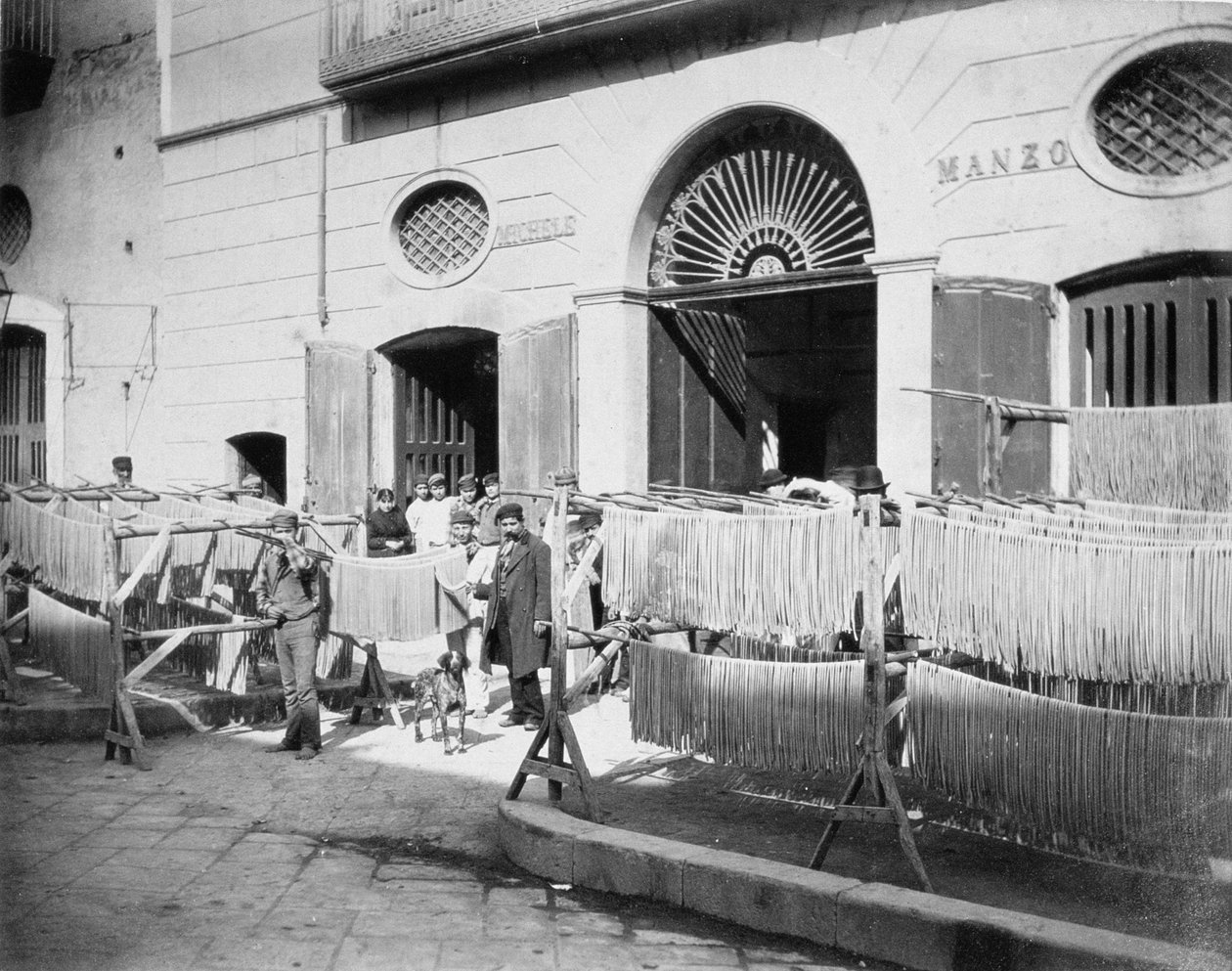 Macarrão secando nas ruas, Nápoles, 1897 de English Photographer