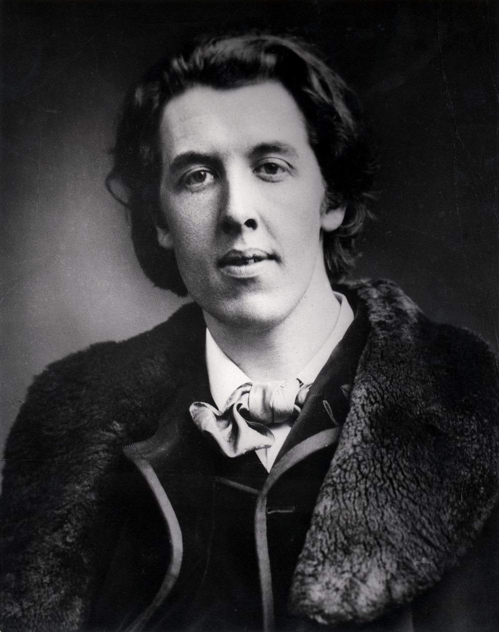 Retrato de Oscar Wilde (1854-1900) vestindo um casaco com gola de pele comprado para sua viagem à América, 1881 de English Photographer