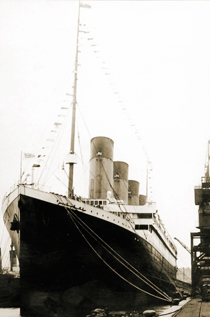 RMS Titanic partindo de Southanpton em sua viagem inaugural, 5 de abril de 1912 de English Photographer