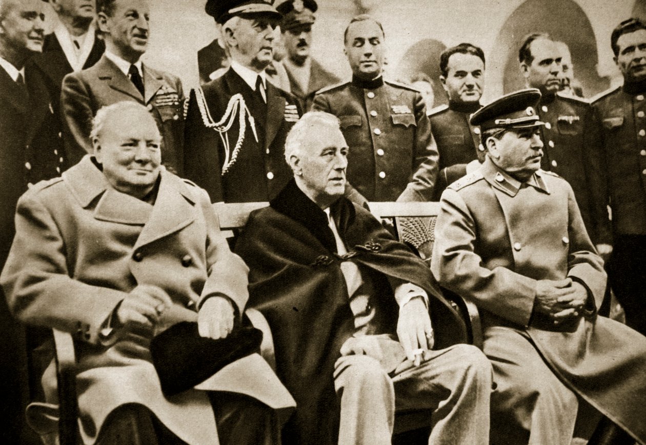 Os Três Grandes na Conferência de Yalta. Primeiro Ministro Churchill, Presidente Roosevelt e Generalíssimo Stalin, fevereiro de 1945 de English Photographer