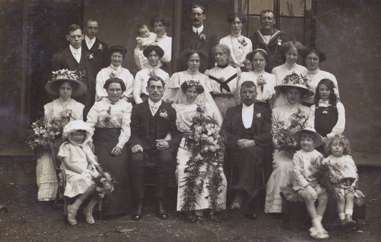 Fotografia de casamento eduardiano, c.1910 (fotografia a preto e branco) de English Photographer