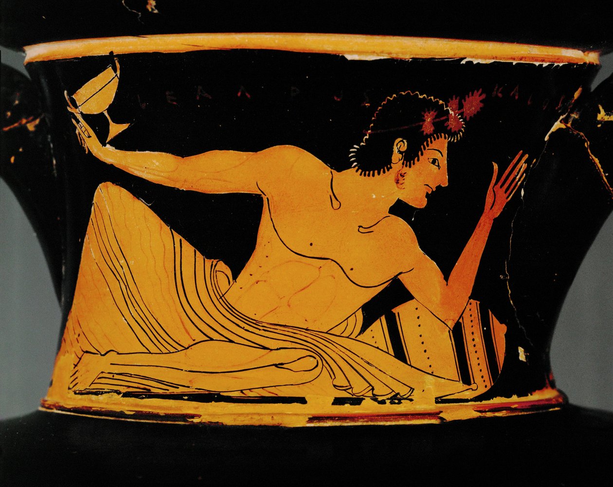Efebe com chávena e vaso ... de Euphronios