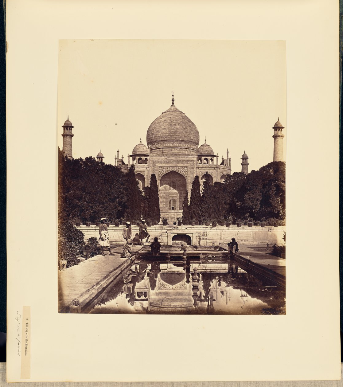 O Taj Mahal com as fontes de Felice Beato