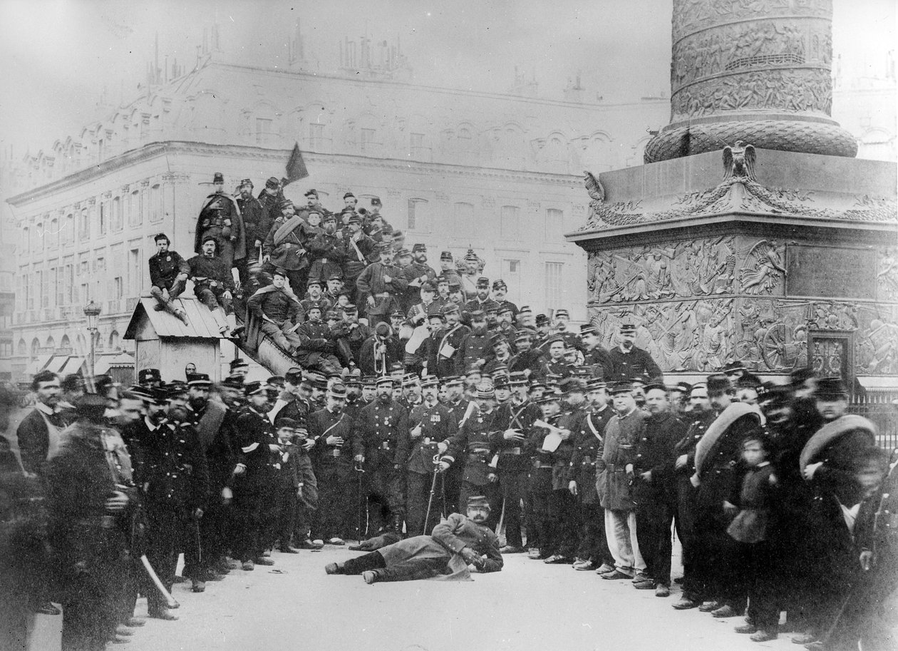 Comunardos na Place Vendôme durante a Comuna de Paris, 1871 de French Photographer