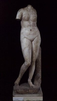 Afrodite nua de pé, Alexandria, c.336-30 a.C. (mármore) de Greek