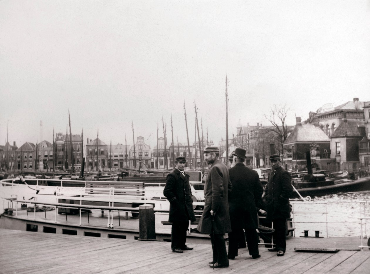 Homens por um barco de canal, Roterdã, 1898. de James Batkin