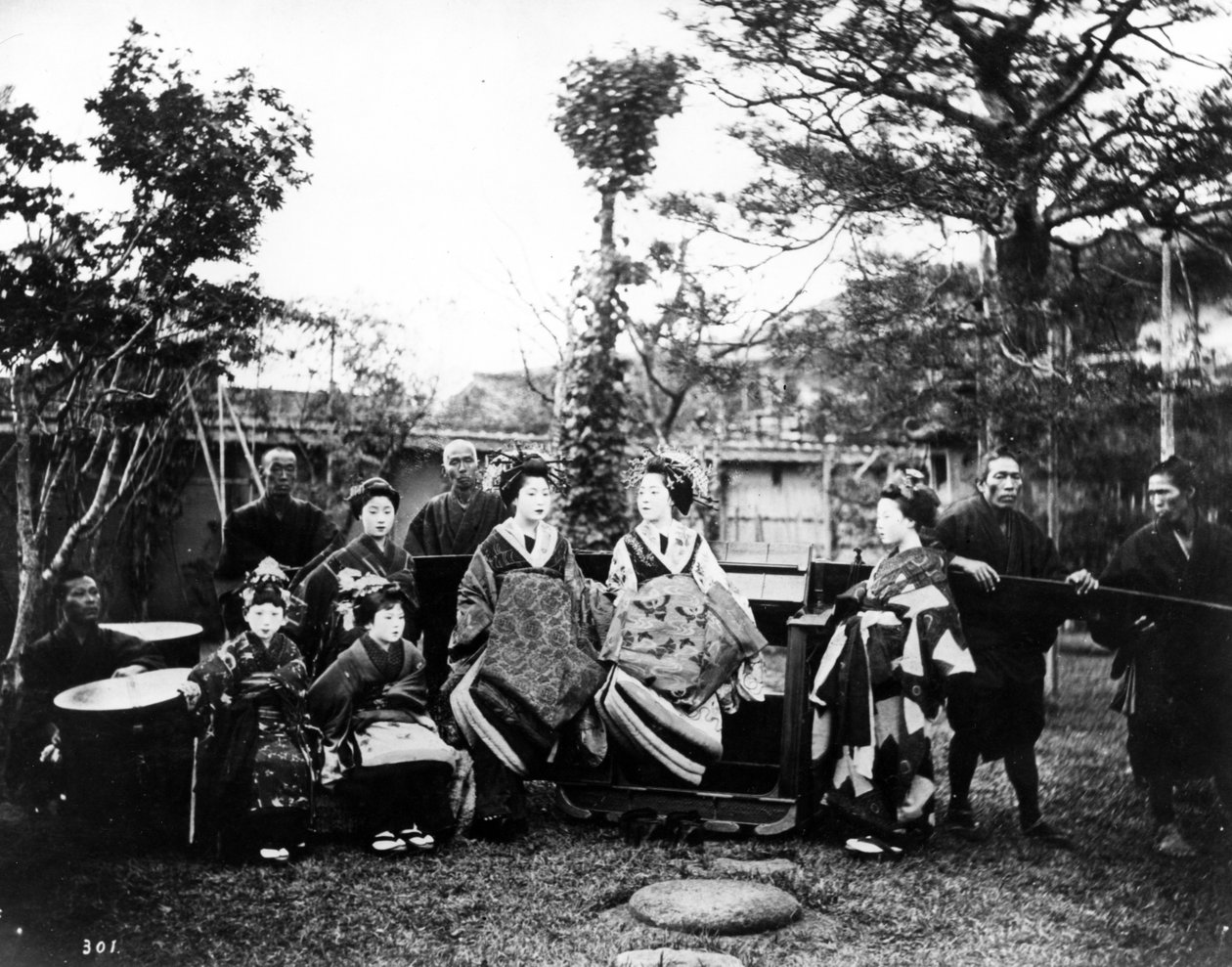 Meninas de gueixa, c.1870s de Japanese Photographer