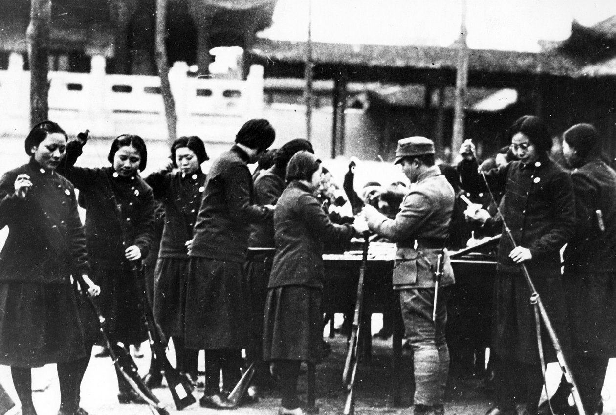 Mulheres Japonesas que Carregam Espingardas, c.1920-30 de Japanese Photographer