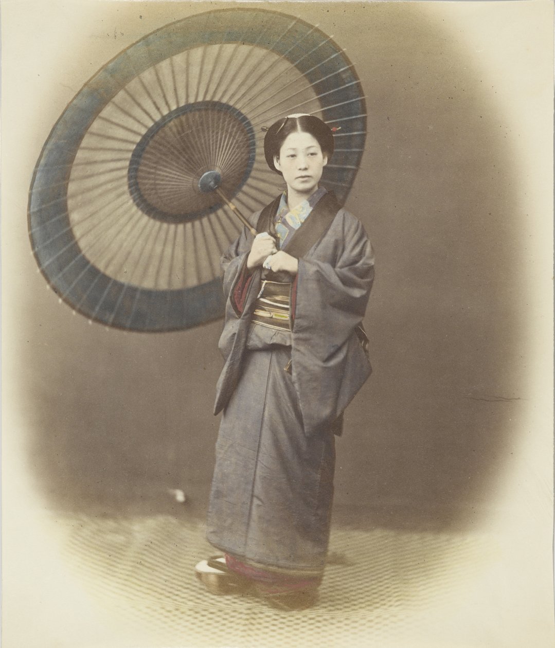 Mulher japonesa com guarda-chuva (foto colorida à mão a preto e branco) de Japanese Photographer