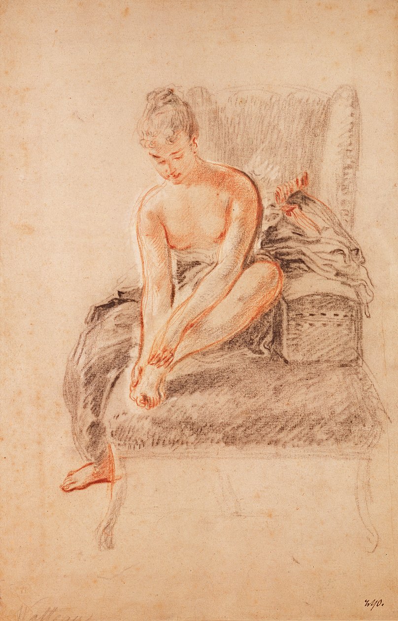 Semi-nude, mulher, sentada, ligado, um, chaise longue, segurando, dela, pé