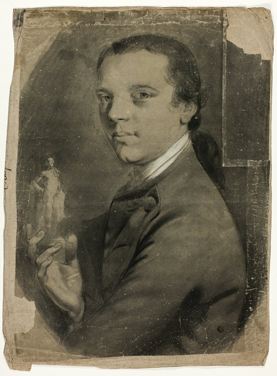 Jovem segurando estatueta de John Russell