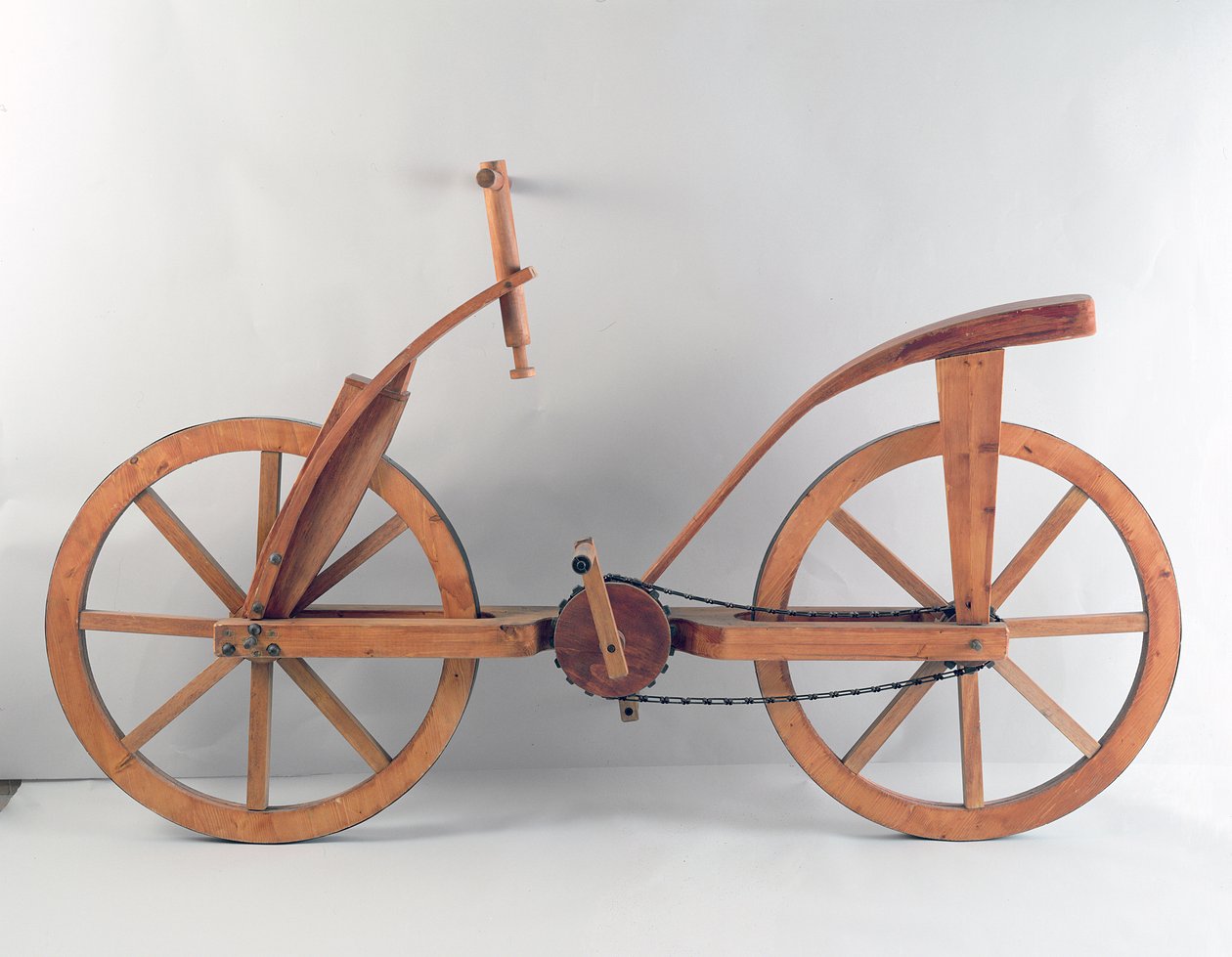 Reconstrução do design de da Vinci para uma bicicleta (madeira) de Leonardo da Vinci