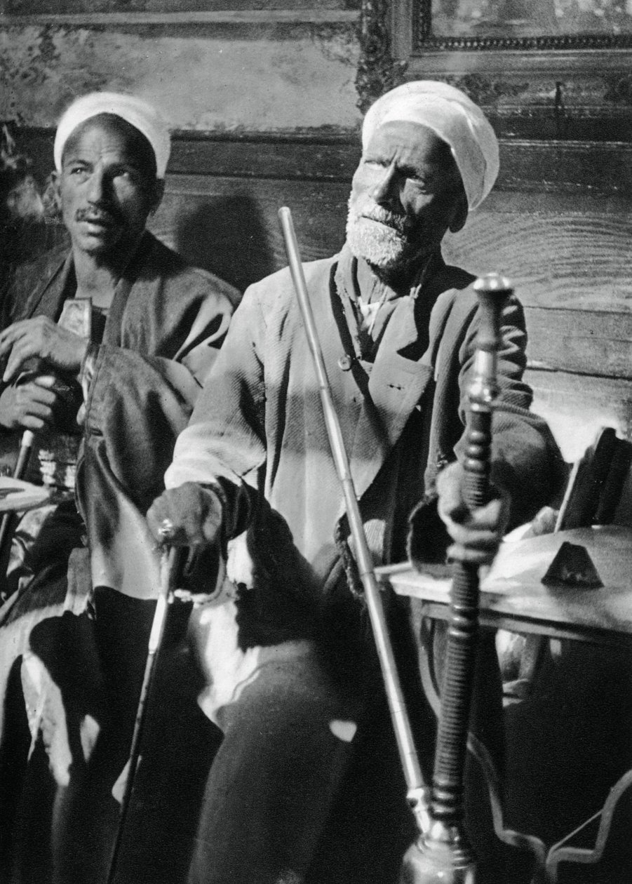 Fumando o narguilé, Cairo, 1937 de Martin Hurlimann