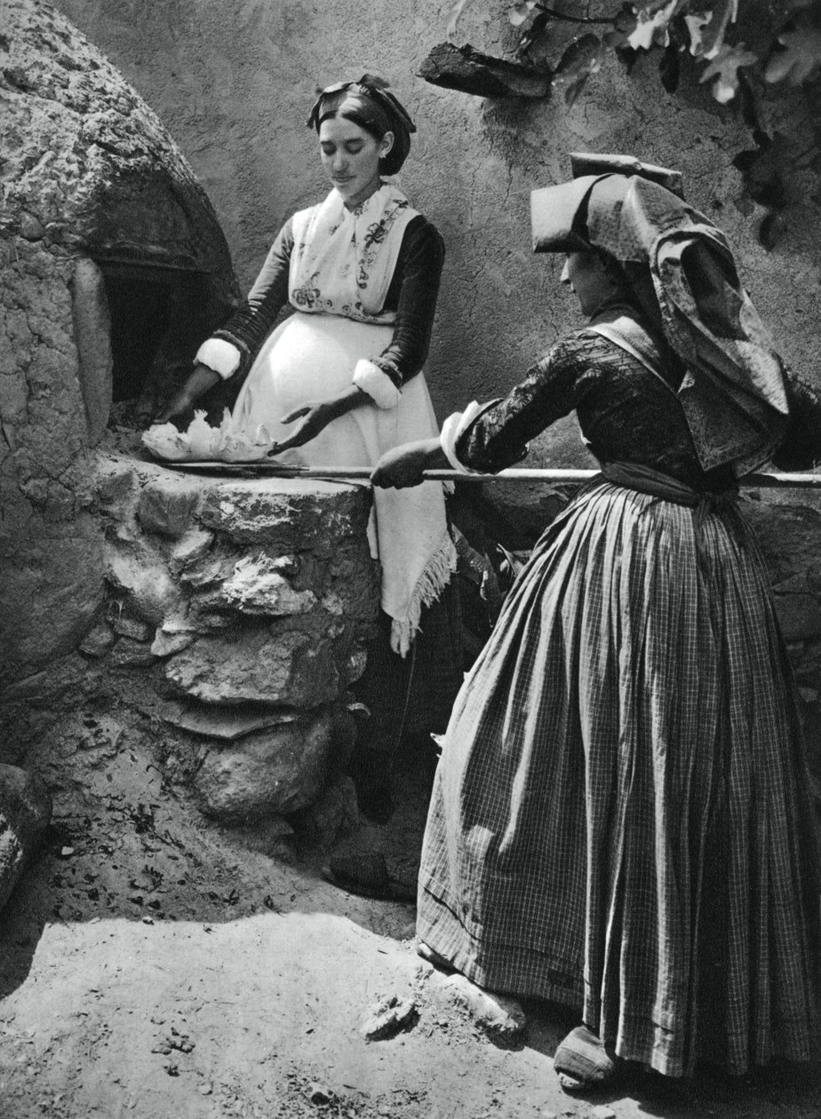 Mulheres no forno, Sardenha, Itália, 1937. de Martin Hurlimann