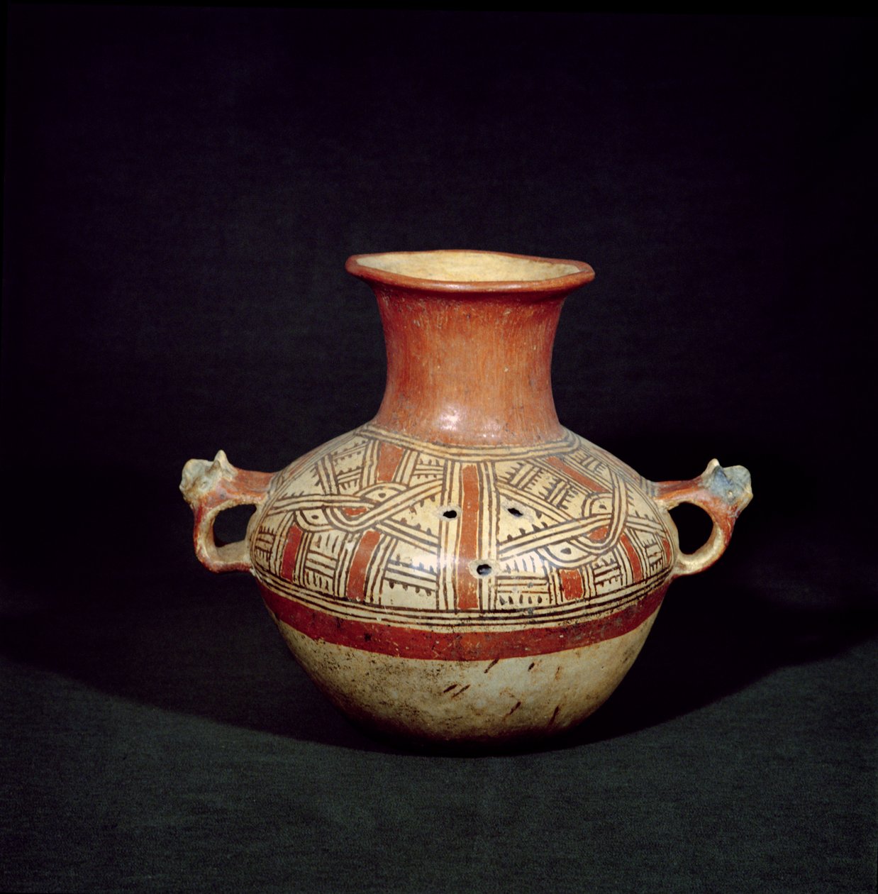 Urna funerária com buracos de Mixco Viejo, Quiche, guatemala, América Central, pós clássico período (terracota) de Mayan