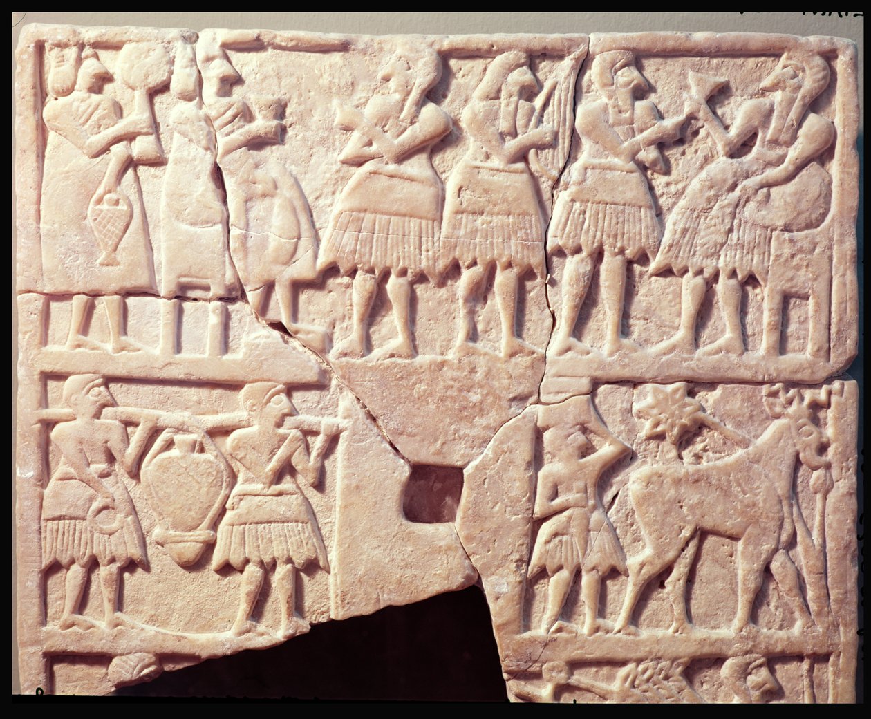 Placa votiva representando uma cena de oferendas, de Diyala, Early Dynastic Period, 2600-2500 aC de Mesopotamian