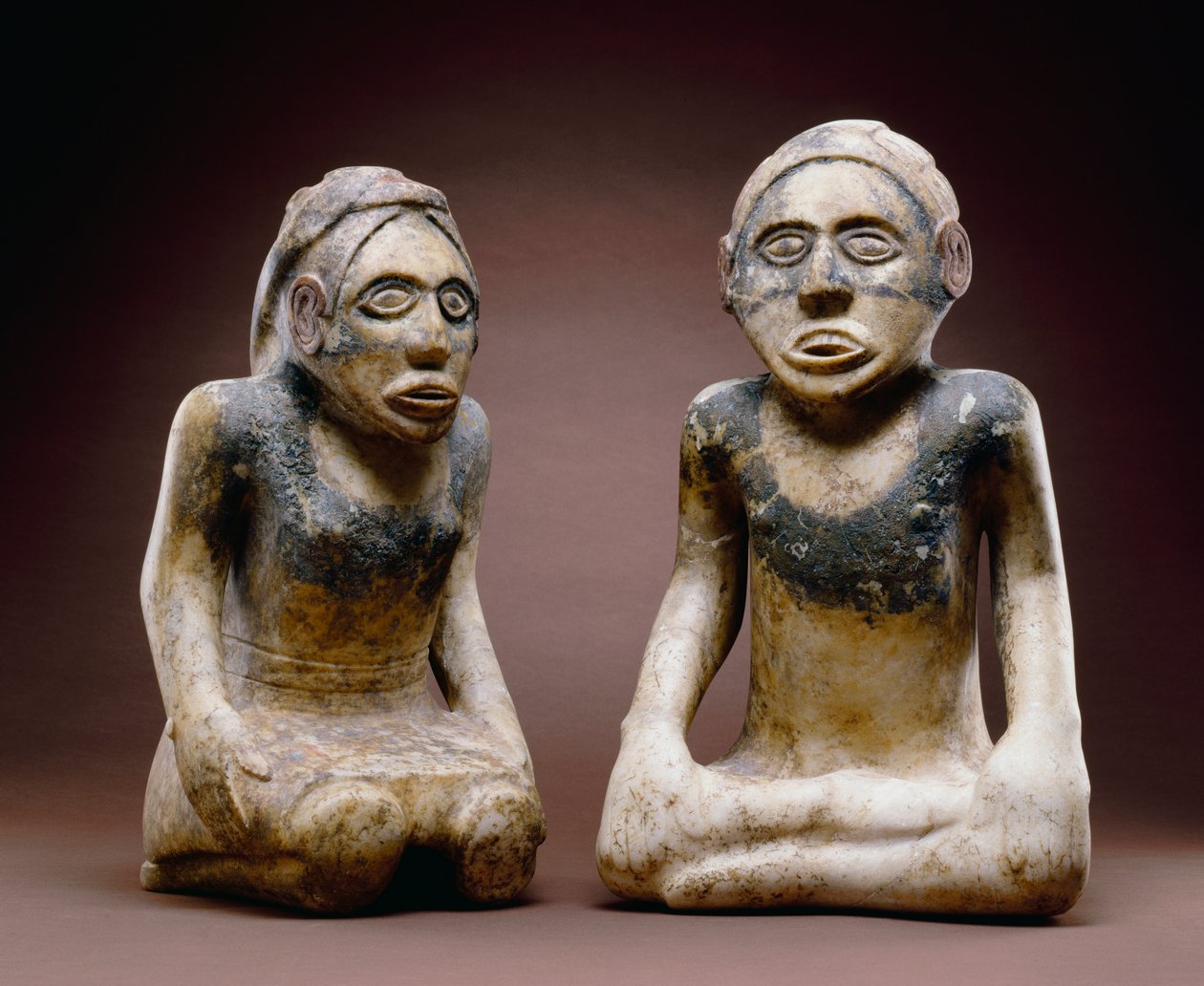 Figuras masculinas e femininas sentadas, Etowah, 1200-1450 (mármore) (ver também 422895) de Mississippian culture