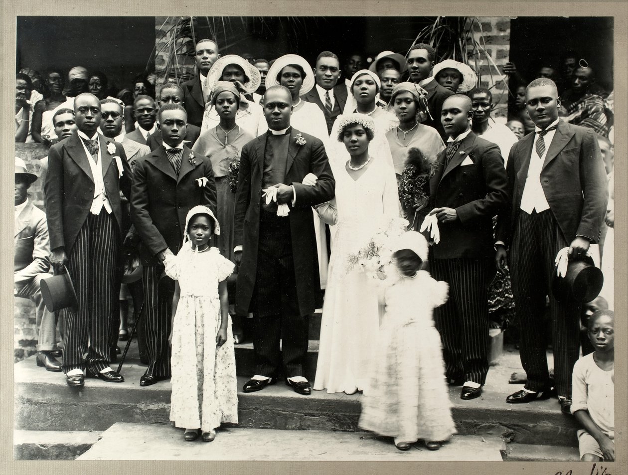 Festa de casamento de Revd Prempeh, filho do falecido rei Prempeh e Miss Mary Asafu-Adjaye, c.1931 (impressão em gelatina) de N. T. Clerk