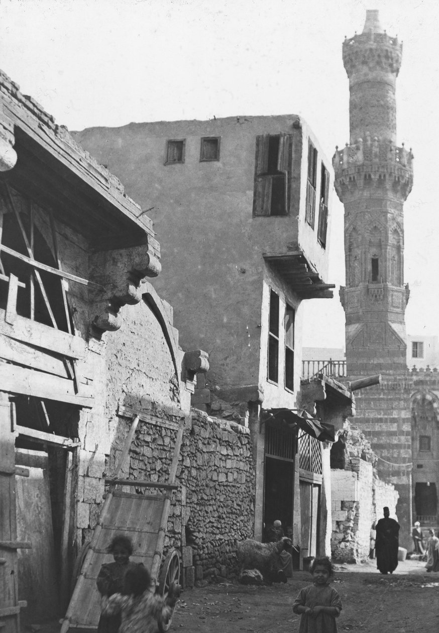 Uma rua no Cairo, Egito, c1890 de Newton and Co
