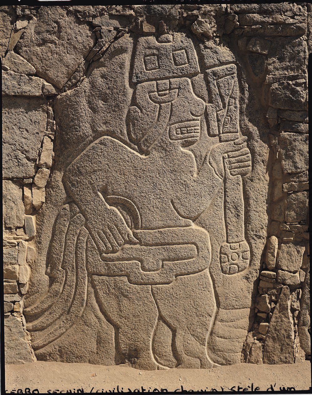 Stela representando um guerreiro segurando um clube, Chavin Culture de Pre Columbian