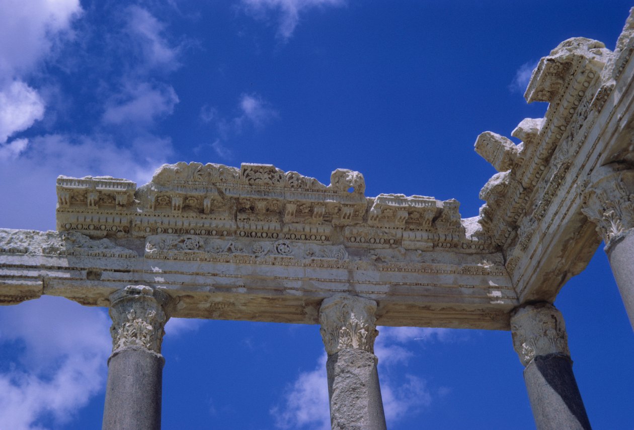 Capitéis e frisos coríntios de Roman