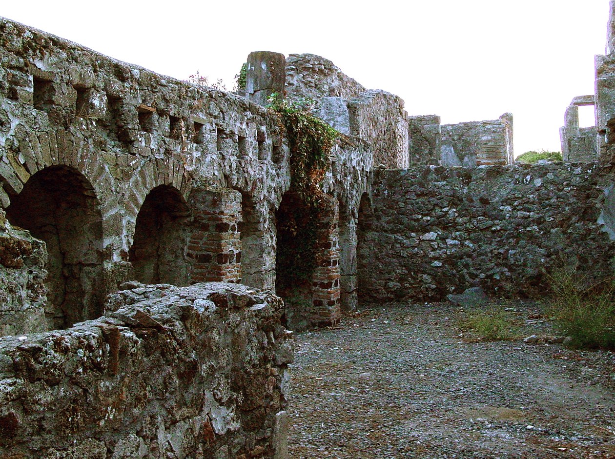 Pátio de uma casa arruinada de Roman