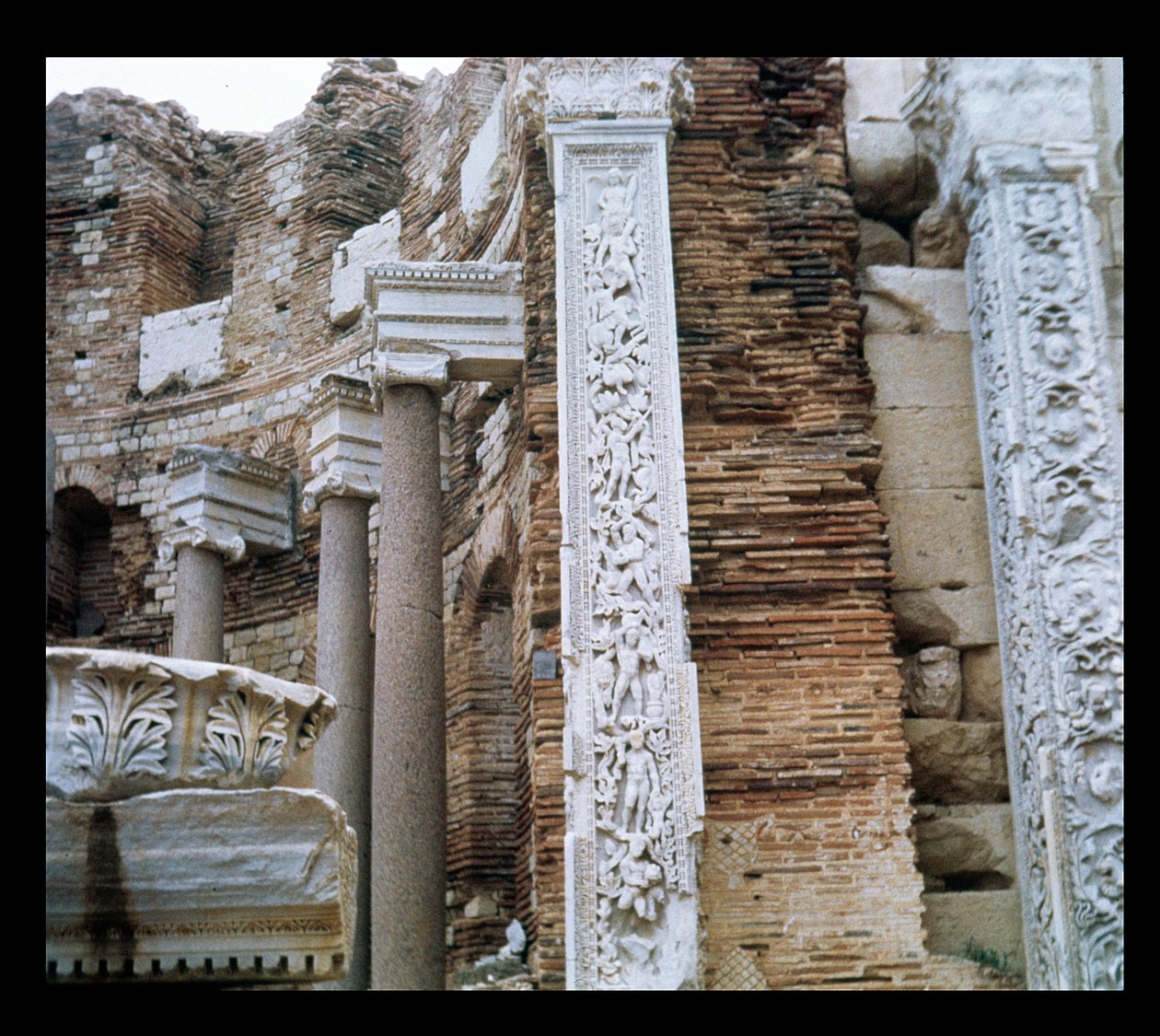 Pilastras na Basílica Severa de Roman
